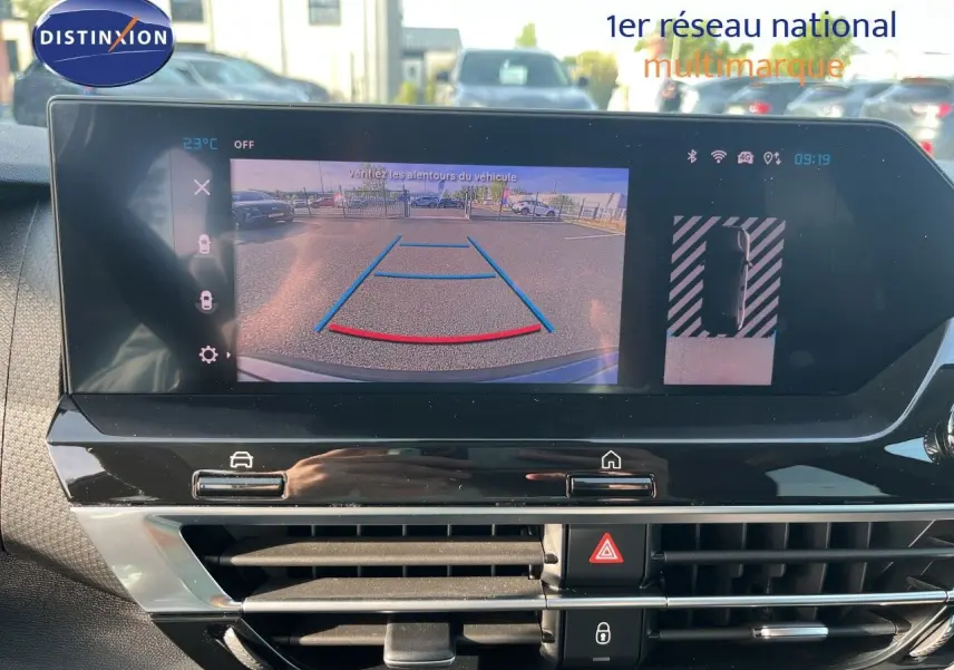 Écran tactile intérieur montrant la caméra de recul d'une Citroën C4 gris, avec vue arrière du véhicule.