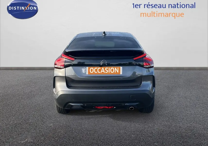 Vue arrière d'une Citroën C4 gris métallisé 2023 avec feux LED et plaque d'immatriculation "OCCASION".