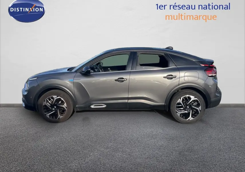 Profil côté gauche d'une Citroën C4 gris métallisé 2023, finition Shine Pack avec jantes noires et détails modernes.