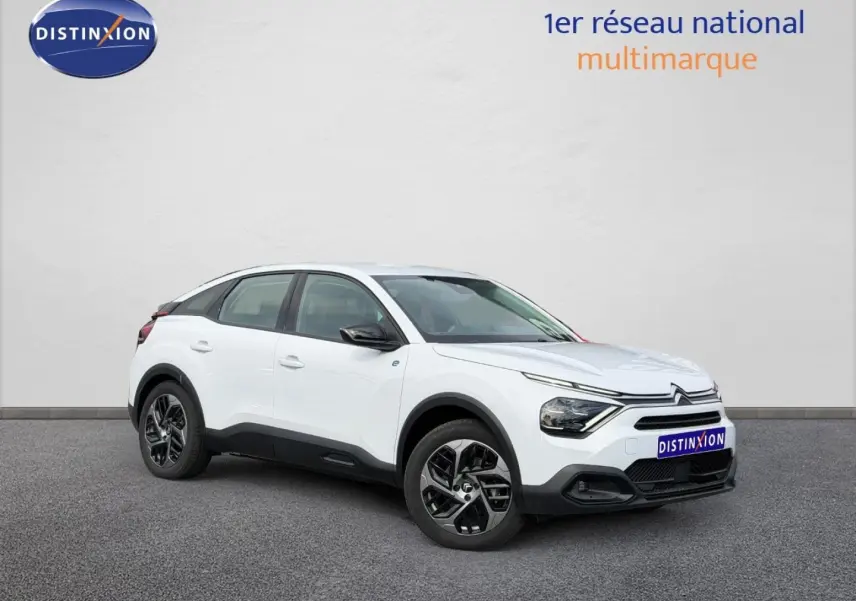 Citroën C4 électrique blanc vue 3/4 avant droit avec jantes noires et détails noirs contrastants.
