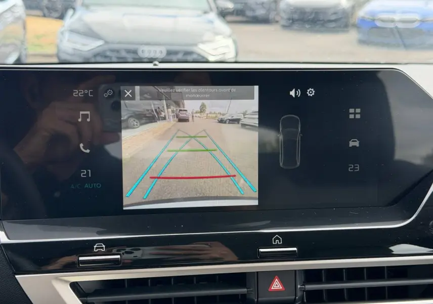 Écran tactile intérieur de la Citroën C4 électrique 2024 montrant la caméra de recul avec guidage coloré.