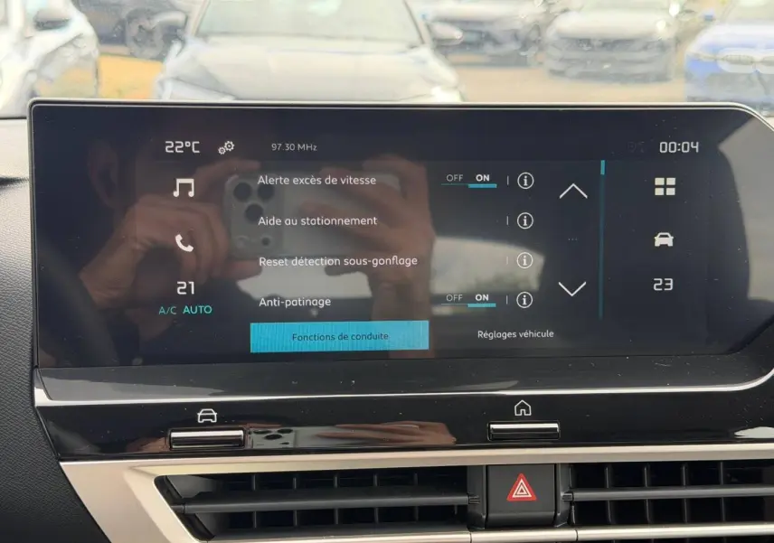 Écran tactile central du tableau de bord de la Citroën C4 électrique 2024, affichant les aides à la conduite.