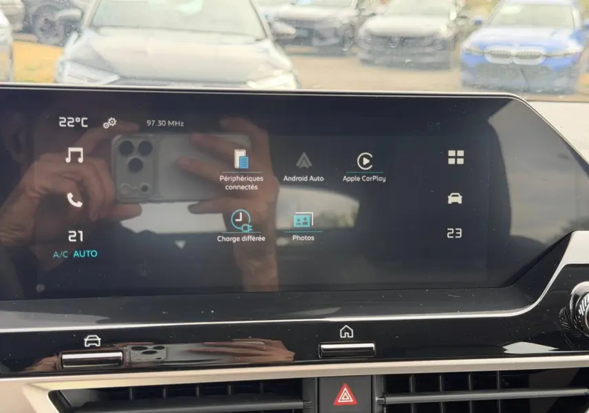 Écran tactile central du tableau de bord de la Citroën C4 électrique 2024, vue frontale intérieure.