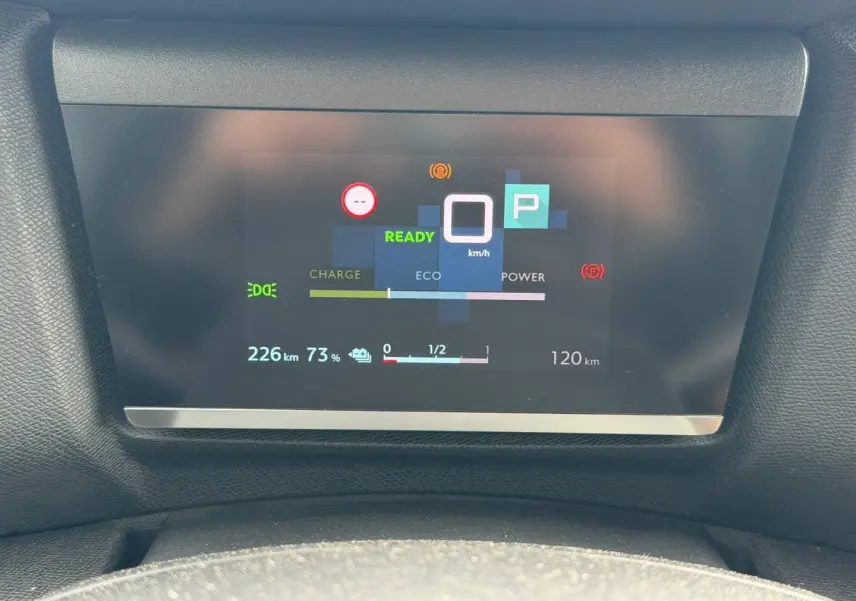 Affichage numérique du tableau de bord de la Citroën C4 électrique 2024 montrant la vitesse à 0 km/h et l'autonomie restante.