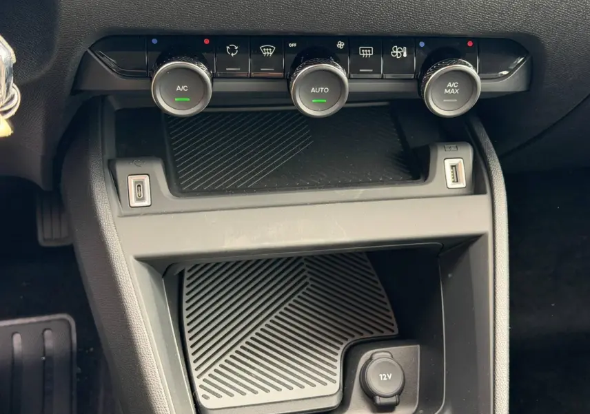 Détail de la console centrale avec commandes climatisation et prises USB du Citroën C4 électrique blanc 2024.