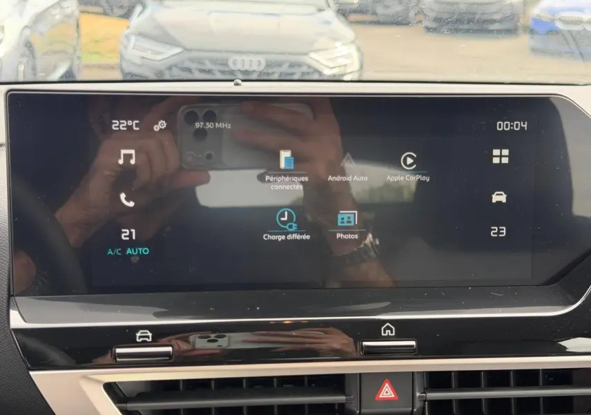 Écran tactile central de la Citroën C4 électrique 2024, affichant les options Android Auto et Apple CarPlay.