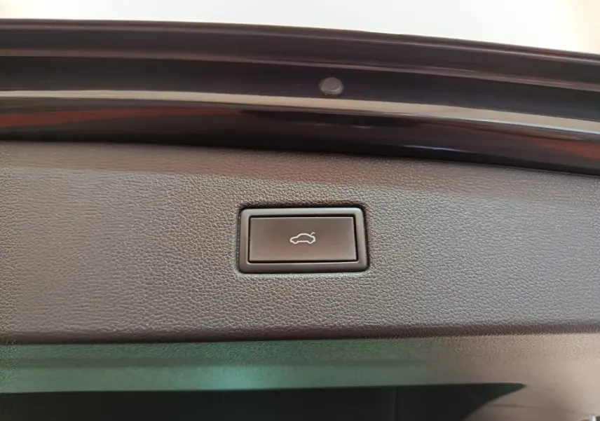 Bouton d'ouverture électrique du coffre sur la partie intérieure du hayon noir du Volkswagen Tiguan 2.0 TDI 150 DSG7 Elegance.