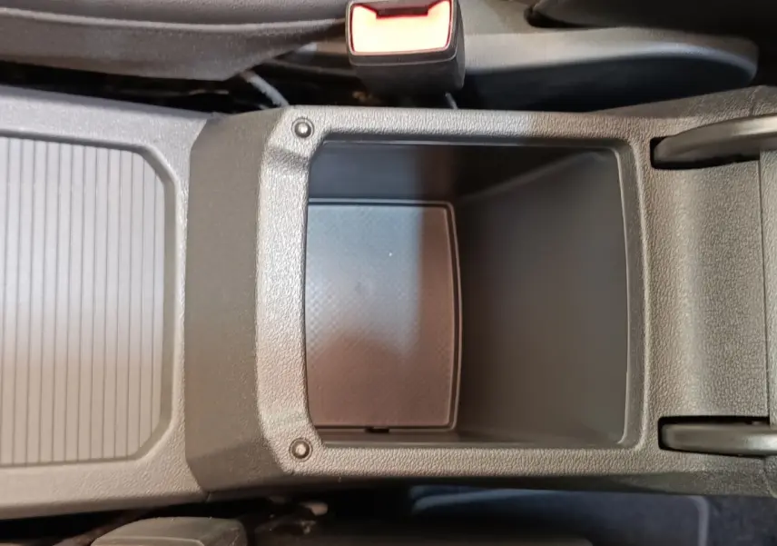 Vue plongeante sur le rangement central noir ouvert du Volkswagen Tiguan 2.0 TDI 150 DSG7 Elegance 2021.