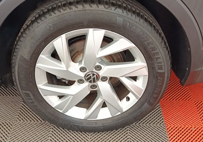 Gros plan sur la roue avant droite avec jante alliage argentée et pneu Michelin du Volkswagen Tiguan noir.