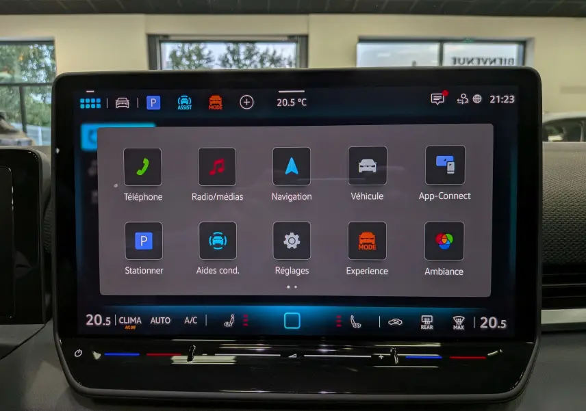 Écran tactile central du Volkswagen T-Roc eTSI 150 R-Line 2026, affichant le menu principal des options de conduite et multimédia.