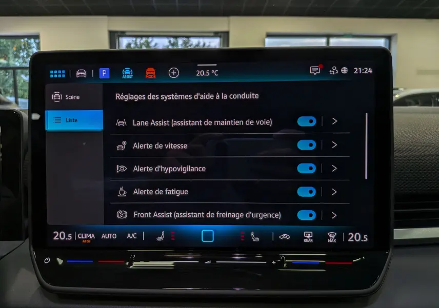 Écran tactile intérieur du Volkswagen T-Roc eTSI 150 R-Line 2026 affichant les réglages des aides à la conduite.