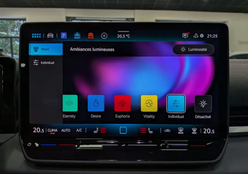 Écran tactile central du Volkswagen T-Roc eTSI 150 R-Line 2026 affichant les options d’ambiances lumineuses colorées.