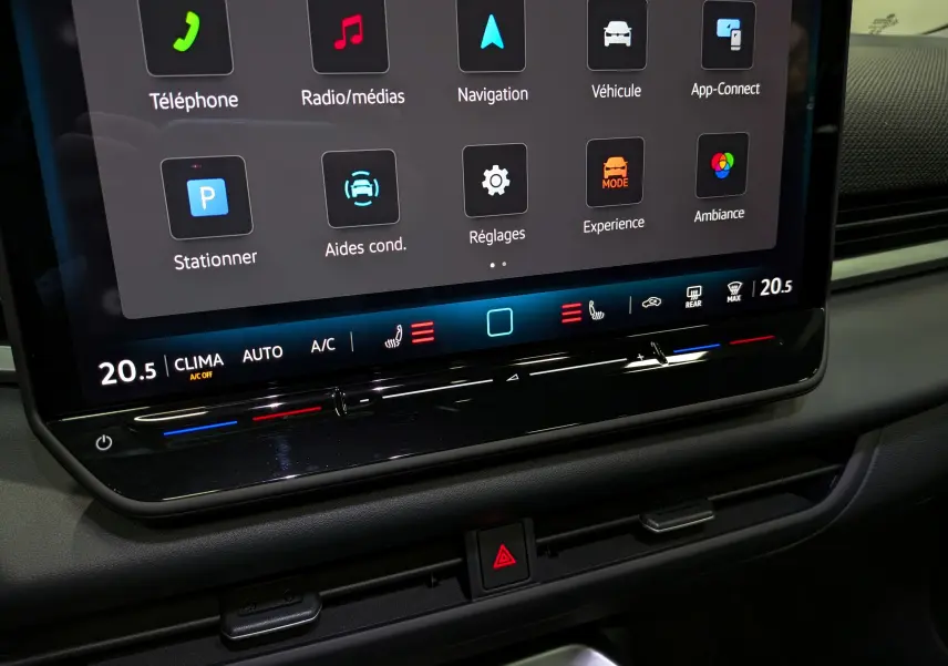 Écran tactile central du Volkswagen T-Roc eTSI 150 R-Line 2026, affichant les menus de navigation et climatisation.