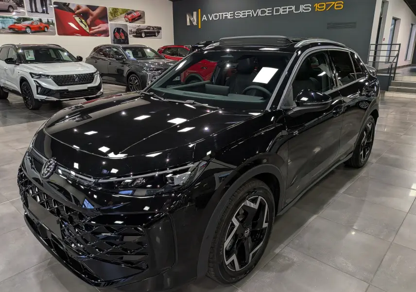 Volkswagen T-Roc eTSI 150 R-Line noir Ébène, vue 3/4 avant droit, avec jantes bi-ton et toit ouvrant panoramique.