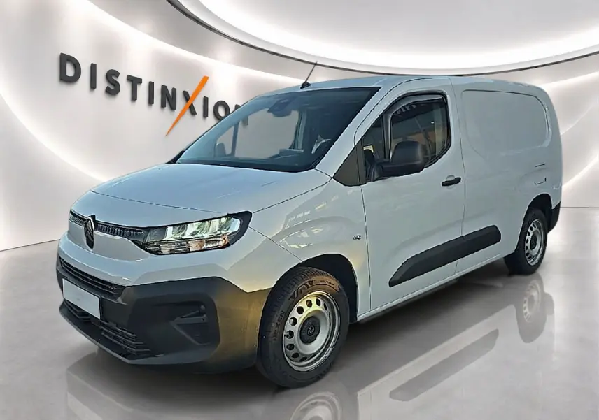 Vue 3/4 avant droit d'un Citroën Berlingo Fourgon XL blanc avec porte latérale coulissante et pare-chocs noir.