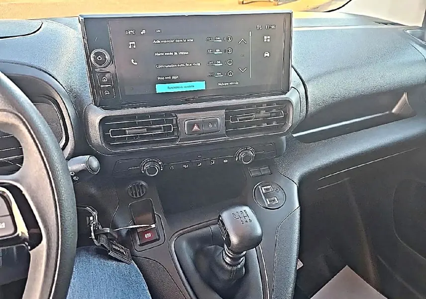 Vue intérieure du tableau de bord du Citroën Berlingo Fourgon blanc 2026, avec écran tactile et levier de vitesses manuel.