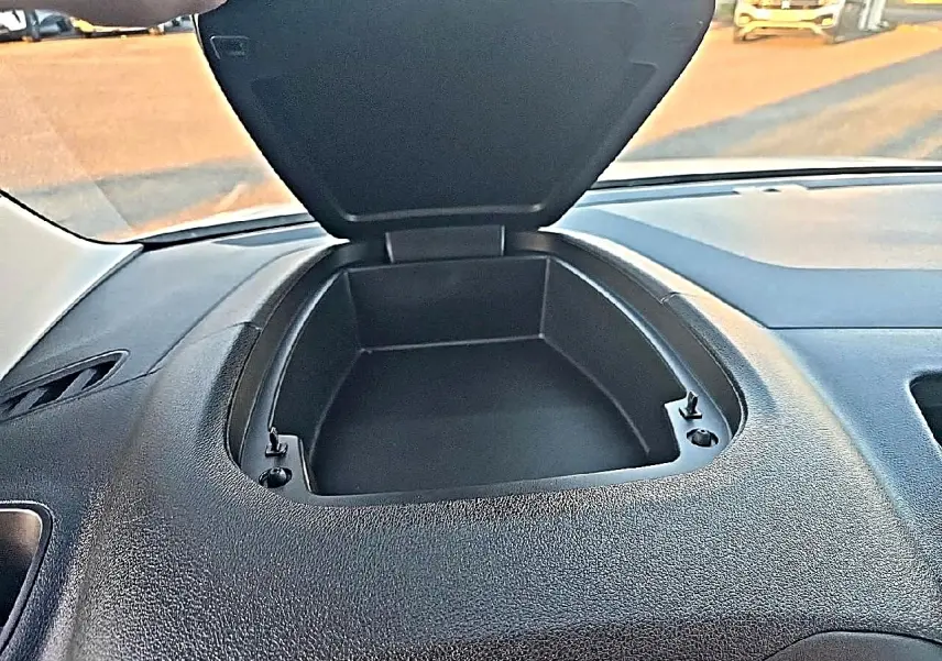 Vue intérieure sur le rangement ouvert du tableau de bord du Citroën Berlingo Fourgon blanc, version XL 950kg.