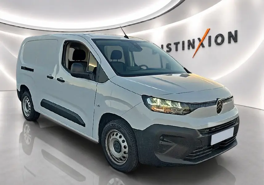 Vue 3/4 avant droite du Citroën Berlingo Fourgon XL blanc avec porte latérale coulissante et jantes acier.