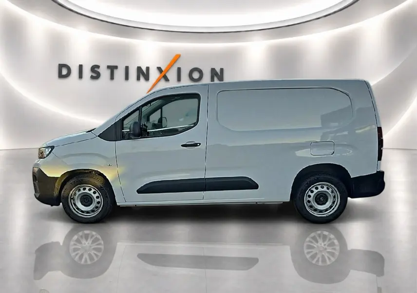 Vue de profil côté gauche du Citroën Berlingo Fourgon blanc avec porte latérale coulissante en studio.