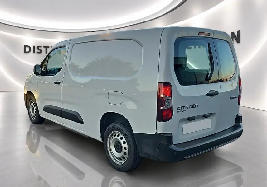 Vue 3/4 arrière droite d'un Citroën Berlingo Fourgon blanc avec porte latérale coulissante et double portes arrière.