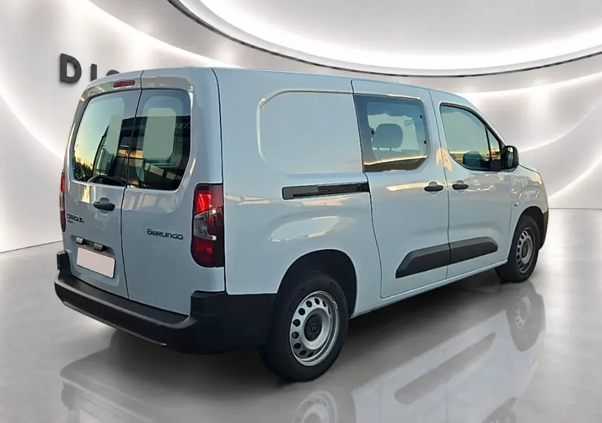 Vue 3/4 arrière droite d’un Citroën Berlingo Fourgon blanc avec porte latérale coulissante et double portes arrière.