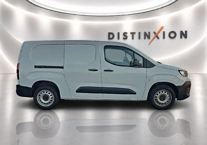 Vue latérale droite du fourgon Citroën Berlingo XL blanc avec porte latérale coulissante, sur fond lumineux "DISTINXION".