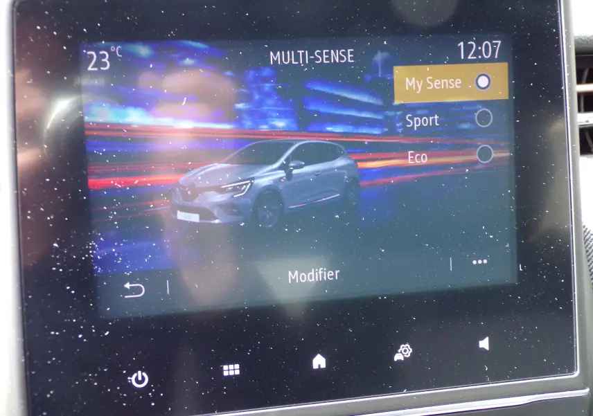 Écran tactile montrant une Renault Clio V blanche en 3/4 avant avec options de mode de conduite Multi-Sense.
