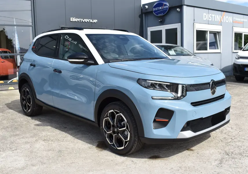 Citroën C3 2025 bleu clair toit noir en 3/4 avant droit avec jantes biton et calandre moderne.
