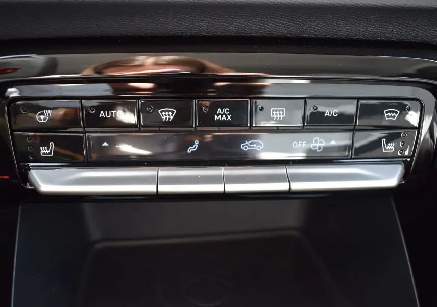 Panneau de commande de climatisation et sièges chauffants de la Citroën C3 2025 bleu toit noir, vue rapprochée intérieure.