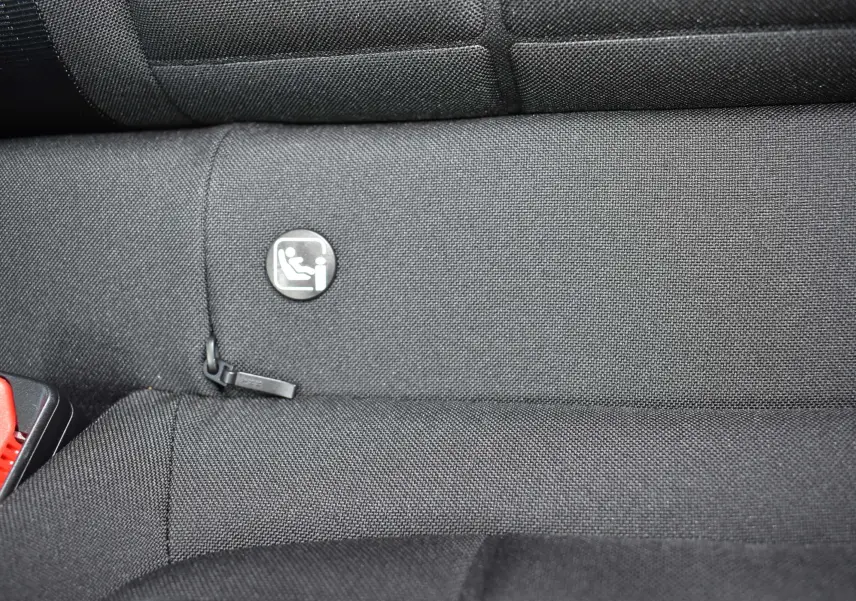 Détail de l'assise arrière noire du siège passager de la Citroën C3 2025 avec logo ISOFIX pour siège enfant.