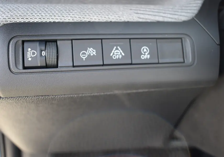 Panneau de commandes intérieures avec réglage phare et boutons d’assistance sur Citroën C3 2025.
