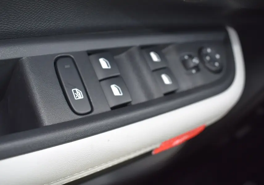 Commande des vitres électriques et réglage des rétroviseurs sur la porte côté conducteur d'une Citroën C3 2025.