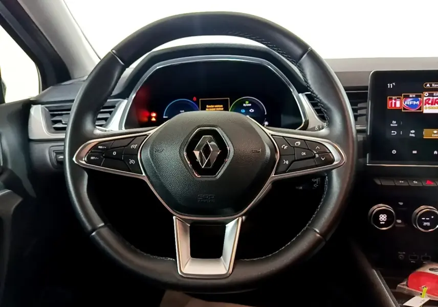 Vue frontale du volant en cuir noir du Renault Captur Intens E-Tech hybride rechargeable 2021 avec tableau de bord numérique et écran tactile.