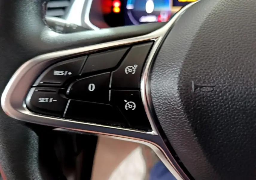 Gros plan sur les commandes du volant côté gauche du Renault Captur Intens E-Tech hybride rechargeable 2021.