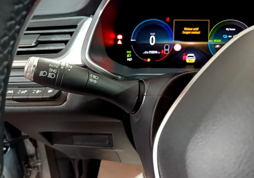 Gros plan sur le combiné d'instruments numérique du Renault Captur Intens E-Tech, affichage multifonctions allumé.