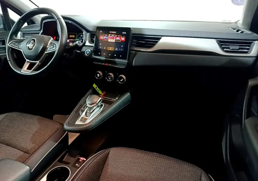 Vue intérieure avant droite du tableau de bord et console centrale du Renault Captur Intens E-Tech hybride rechargeable 2021.