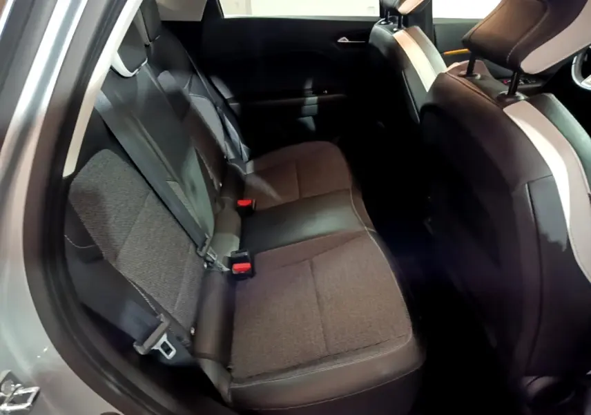 Vue intérieure côté gauche montrant la banquette arrière gris foncé du Renault Captur Intens E-Tech hybride rechargeable 2021.