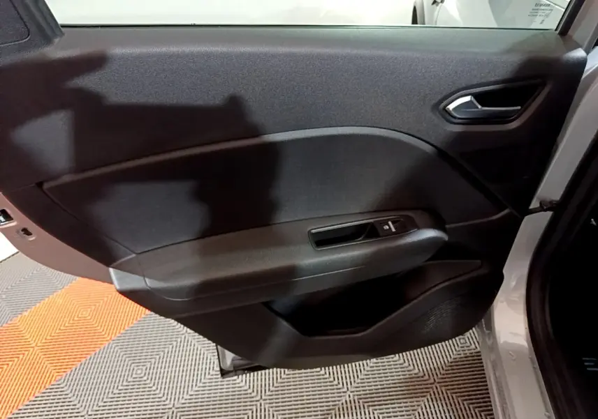 Vue rapprochée de la porte arrière droite gris clair du Renault Captur Intens E-Tech 2021 avec poignée et commande de vitre.