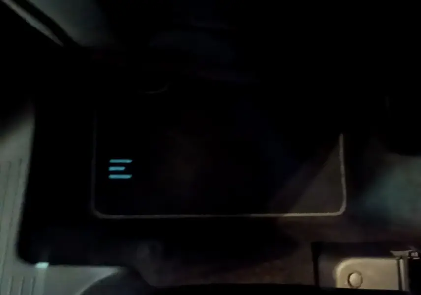 Vue intérieure du tapis de sol côté conducteur du Renault Captur Intens E-Tech hybride rechargeable gris clair 2021.