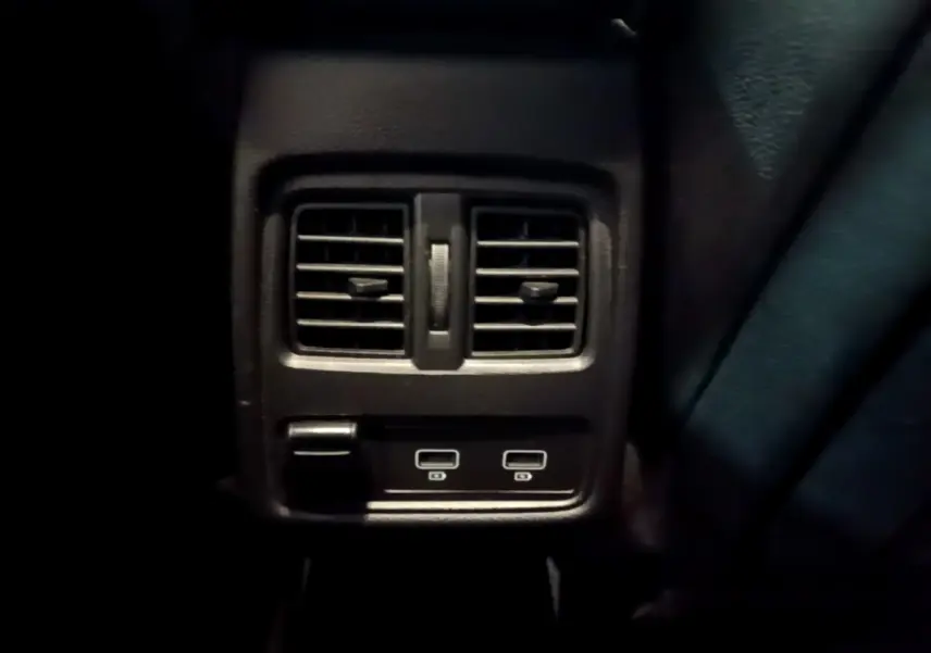 Prise USB double et ventilation arrière noire dans l’habitacle du Renault Captur Intens E-Tech hybride rechargeable 2021.