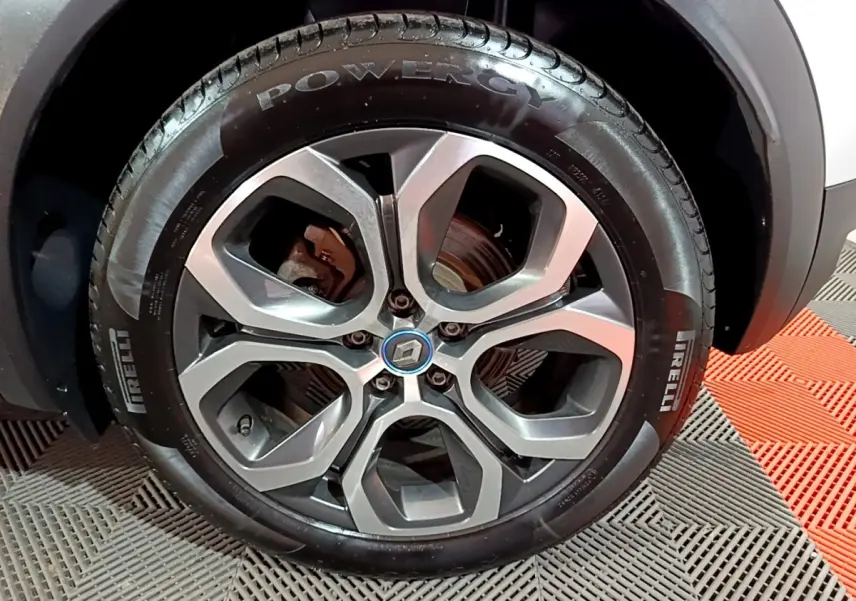 Gros plan sur la roue arrière droite du Renault Captur gris clair Intens E-Tech hybride rechargeable 2021 avec pneu Pirelli.