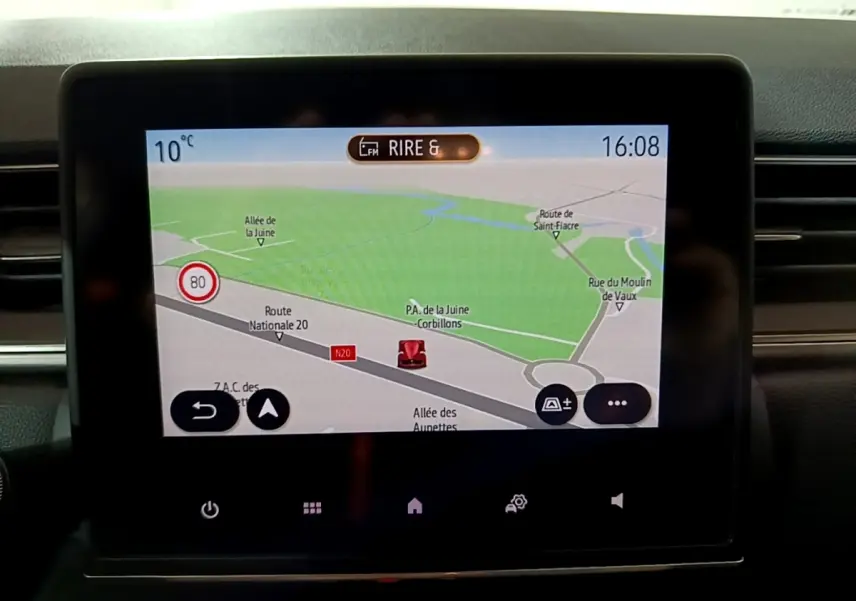 Écran tactile central du tableau de bord du Renault Captur Intens E-Tech hybride rechargeable, affichant la navigation GPS.