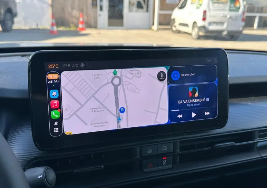 Intérieur du Jeep Avenger 2025 montrant l'écran tactile central avec navigation et commandes multimédia.