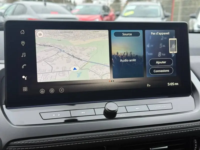 Écran tactile central du Nissan Qashqai Hybrid e-POWER 2025 montrant la navigation et les options multimédia.
