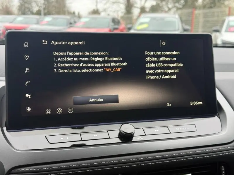 Écran tactile central du Nissan Qashqai Hybrid e-POWER 2025 affichant les instructions de connexion Bluetooth, avec tableau de bord noir.