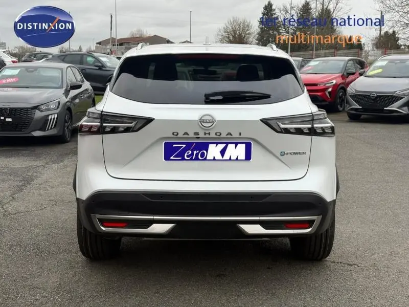 Vue arrière d’un Nissan Qashqai Hybrid e-POWER 205ch N-Connecta blanc nacré avec logo et feux LED distinctifs.