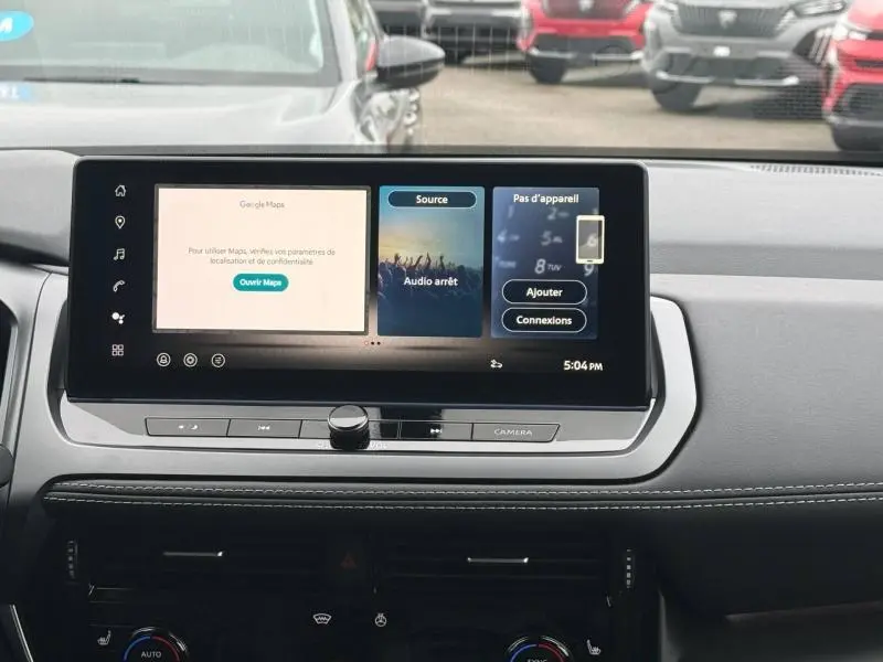 Vue intérieure centrée sur l'écran tactile du tableau de bord du Nissan Qashqai Hybrid e-POWER 2025, avec affichage multimédia.