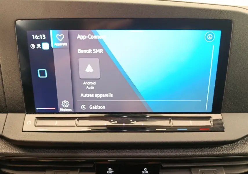 Écran tactile central 10 pouces affichant App-Connect dans l'habitacle du Volkswagen Caddy blanc.