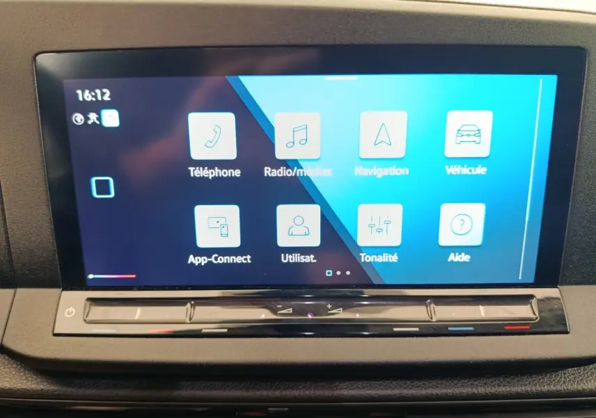 Écran tactile central 10 pouces du Volkswagen Caddy 2022 affichant les menus Téléphone, Navigation et Véhicule.