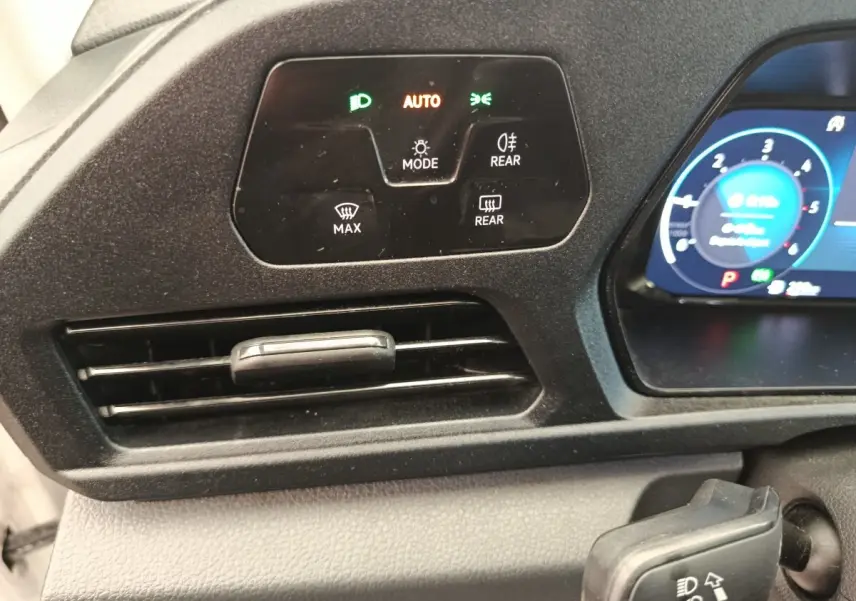 Vue rapprochée du tableau de bord côté gauche du Volkswagen Caddy 2022, montrant les commandes d’éclairage et la ventilation.
